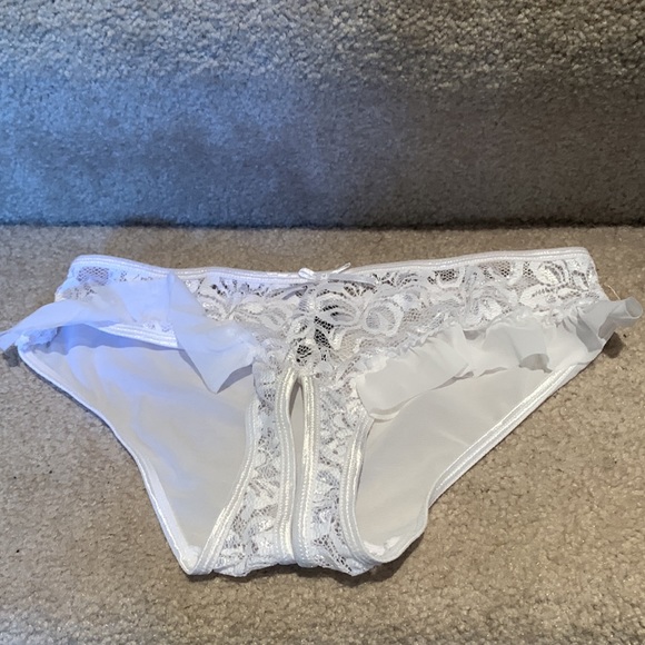 Baci-Lingerie BRAND NEW IN BOX. Size M/L. White lace & mesh crotchless panty - Picture 3 of 8